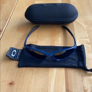Women’s navy blue Oakley sunglasses